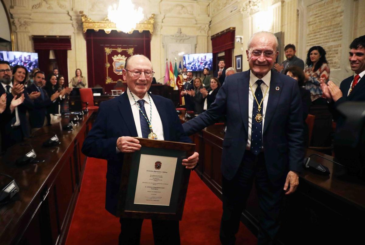 MLG 14-02-2025.- El alcalde de Málaga, Francisco de la Torre, preside el acto de entrega de la Medalla de la Ciudad y el Título de Hijo Adoptivo al cantaor flamenco Antonio Fernández 'Fosforito', al que también asiste el diputado provincial de Cultura Manuel López Mestanza