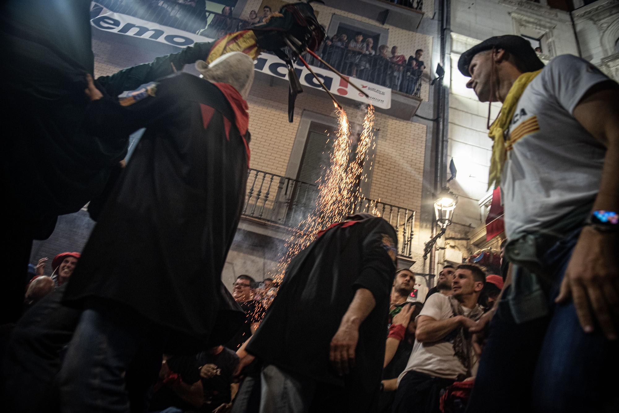 EN FOTOS | Milers de persones omplen la plaça de Sant Pere de Berga per saltar la primera Patum Completa