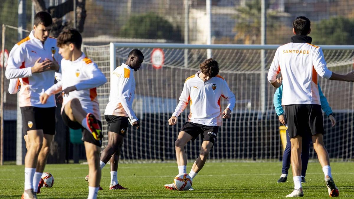 El Mestalla entrena antes de recibir al Orihuela