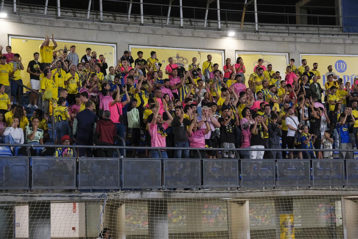 Sector de Ultra Naciente, durante la disputa del partido entre la UD y el Cádiz.