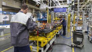 Varios trabajadores en el taller de ensamblaje de baterías eléctricas de la planta automovilística de Stellantis en Figueruelas.