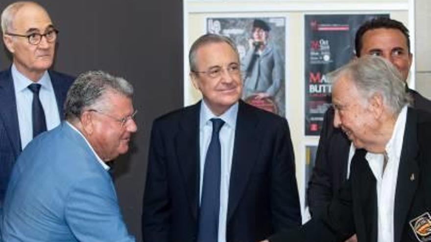 El presidente madridista junto a Ripoll, Botella y Ferrándiz.