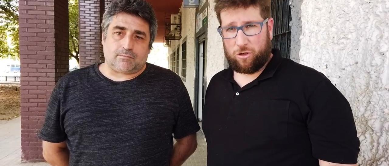 El candidato de Adelante Andalucía Rafael del Castillo y el europarlamentario Miguel Urbán, en su visita a Las Palmeras.