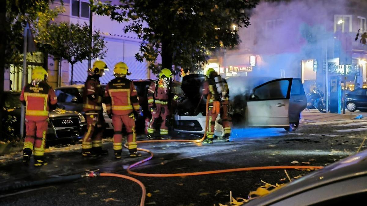 Bomberos de Vigo sofocan el incendio de un vehículo, en una imagen de archivo /