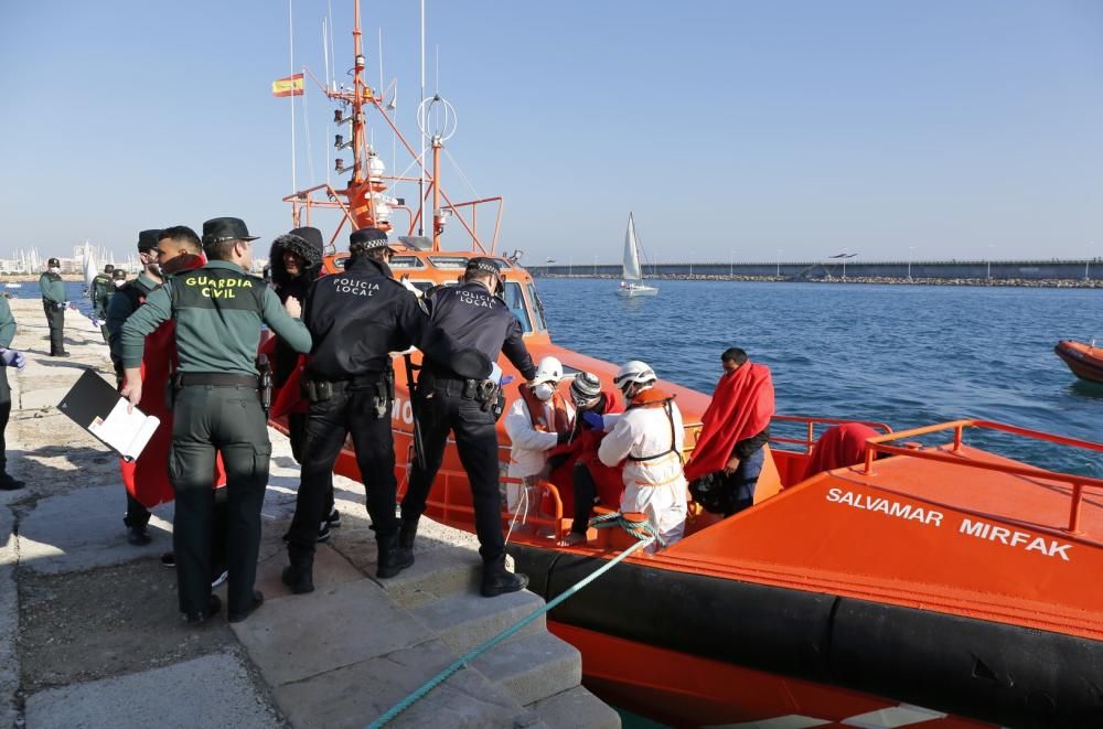 Guardia Civil, Cruz Roja y Salvamento Marítimo han puesto en marcha el protocolo para recepcionar a 24 personas rescatadas en el mar y que ocupaban una patera. 20 hombres y cuatro mujeres