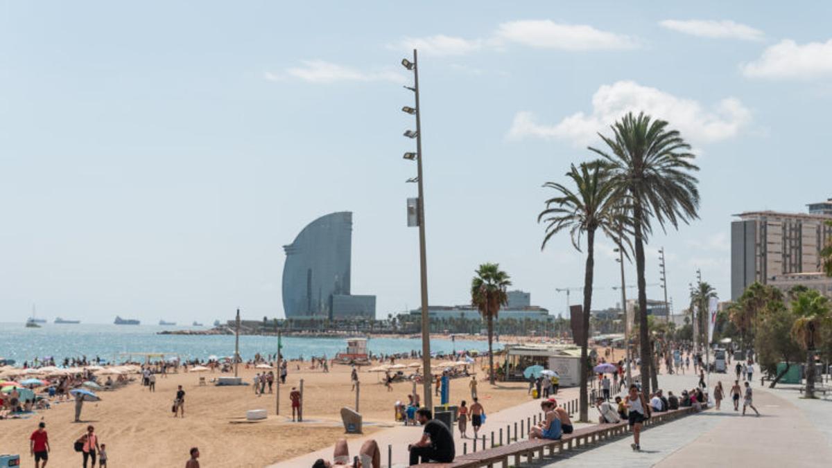 Antena de telecomunicacions al passeig marítim de Barcelona.