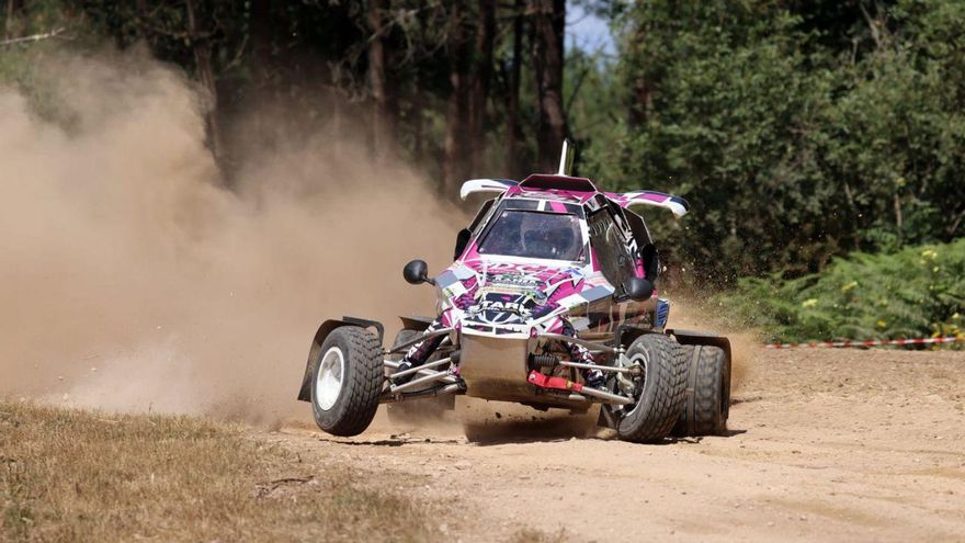 «Kovas» (arriba) en la prueba e instantes de la jornada en Callobre.  | |