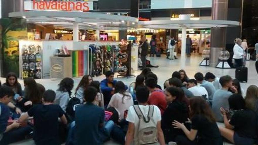 Parte de los estudiantes, en el aeropuerto de Gatwick.