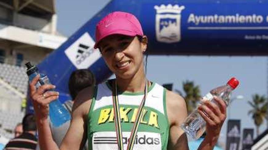 La ganadora, tras cruzar la meta del Estadio de Atletismo.