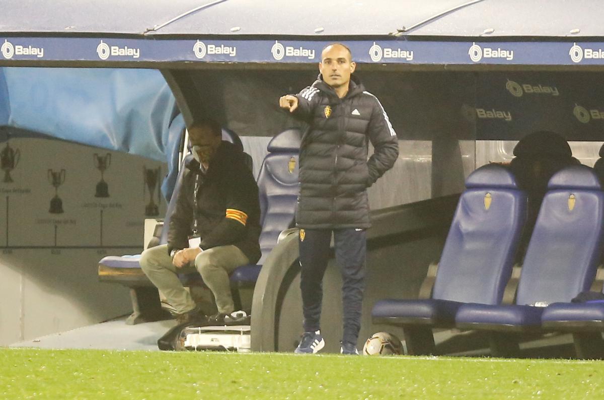Iván Martínez da instrucciones en un partido con el Real Zaragoza.