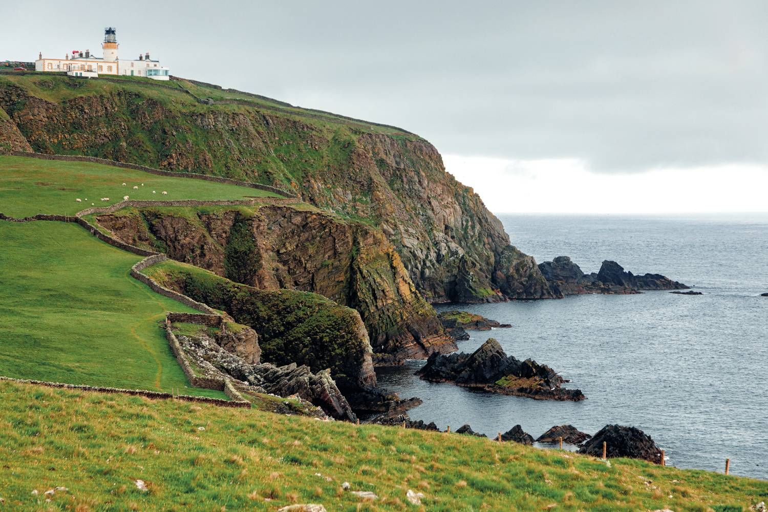 Faro de Sumburgh en la península de South Mainland, en las Shetland.