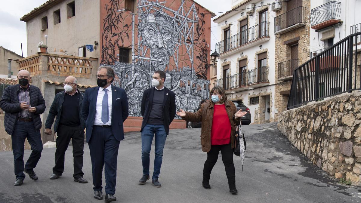 El presidente de la Diputación, José Martí, y el diputado Ximo Huguet, durante su visita por Fanzara.