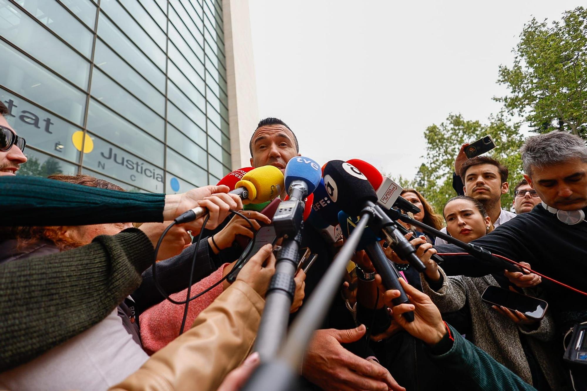 Pilar Bernabé ha entrado tranquila y sin protestas en la Ciudad de la Justicia