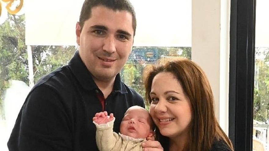 Hugo, entre sus padres Antonio Jesús y Ana.