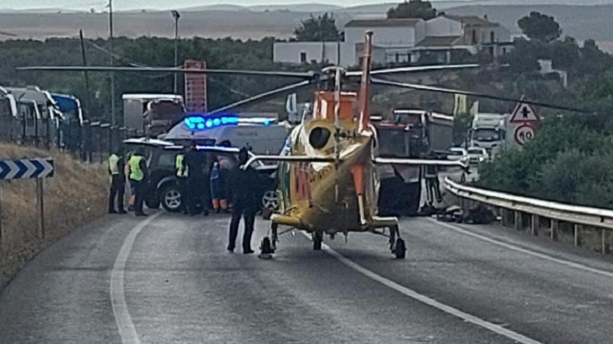 El helicóptero y una ambulancia, en el lugar del accidente en la A-318 en Puente Genil.