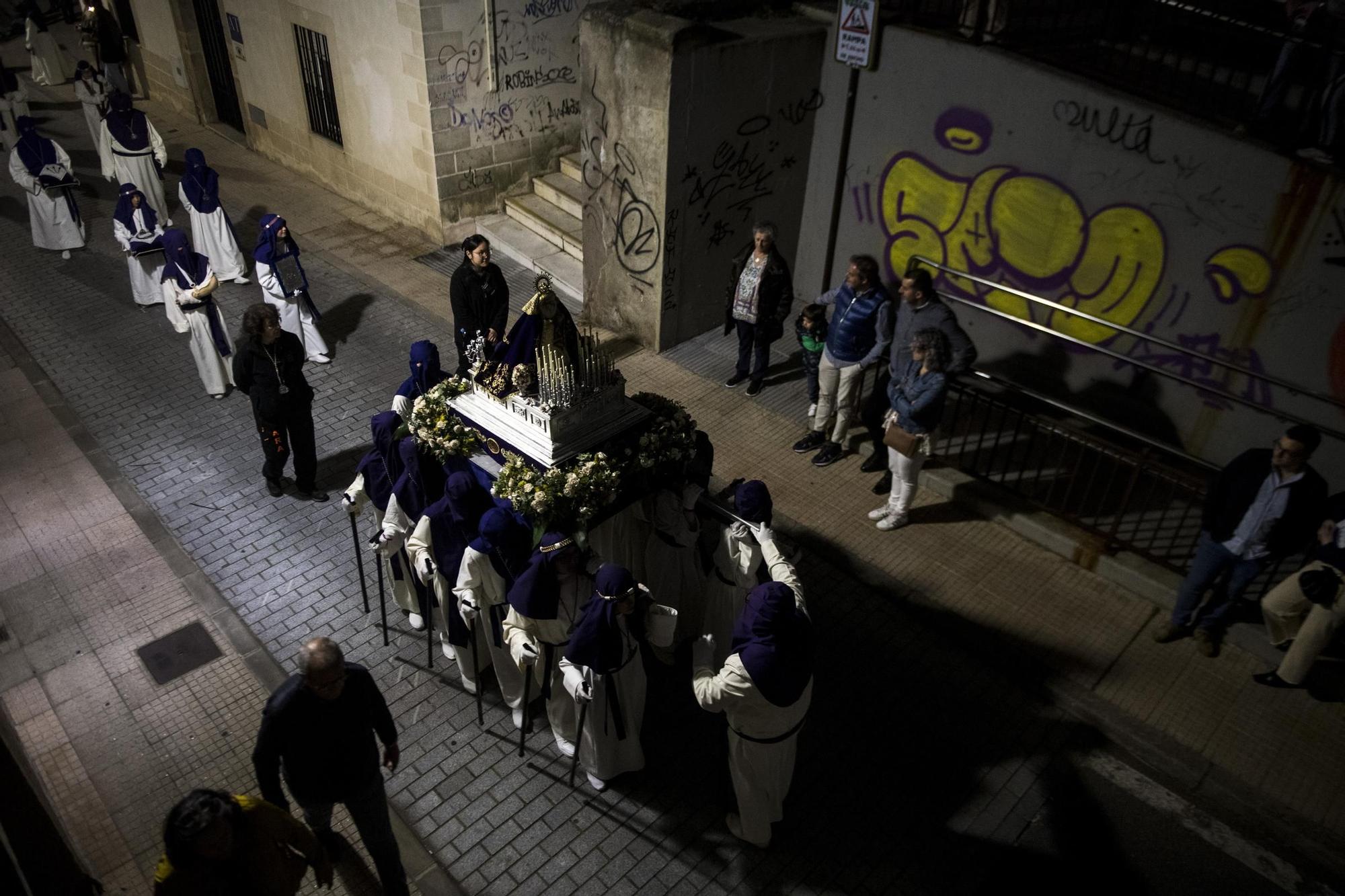 La procesión de la Cofradía del Amor recorre el casco viejo de Cáceres