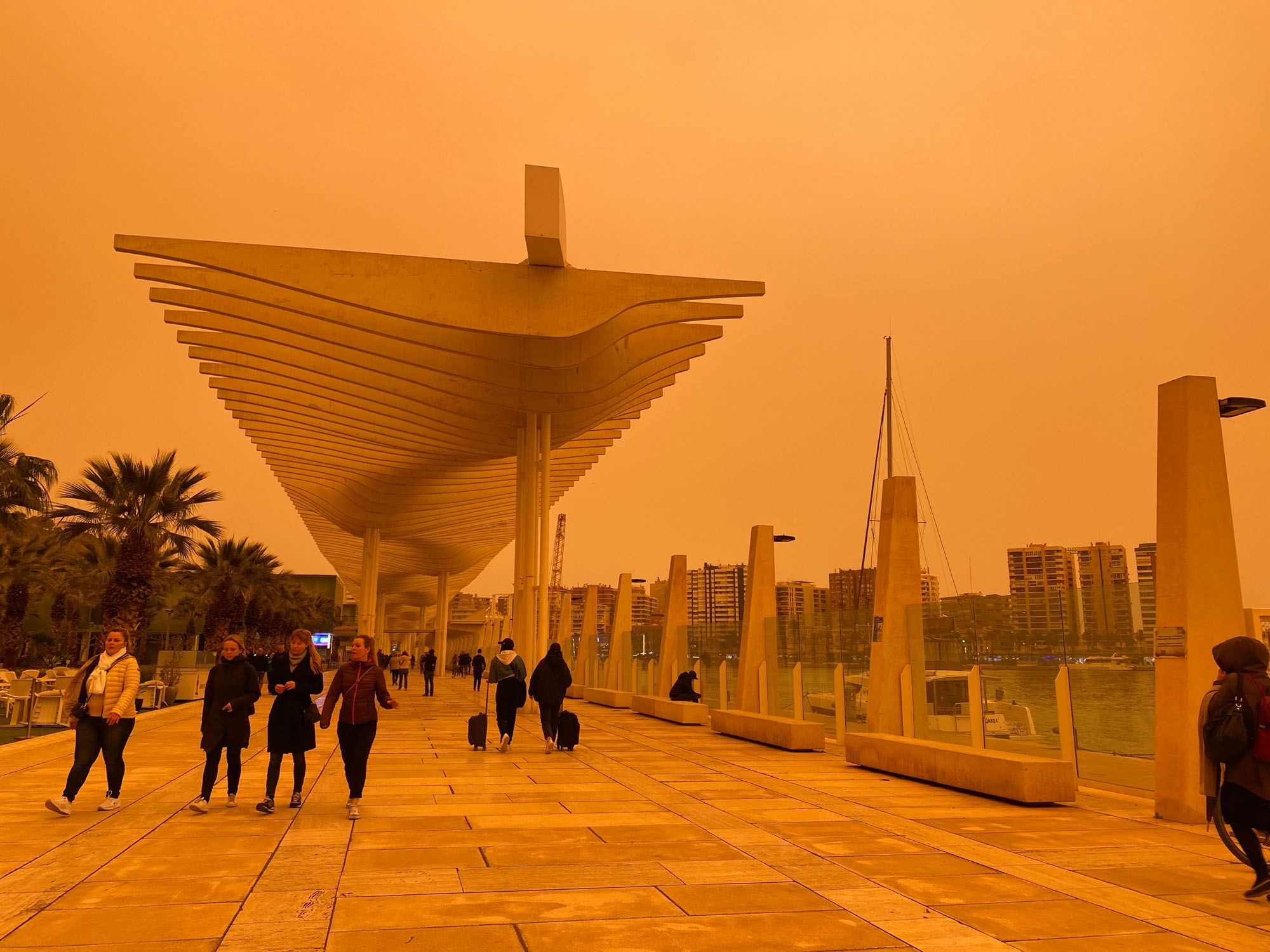 El cielo, teñido de naranja o casi rojo, desde distintos puntos del Centro de Málaga.