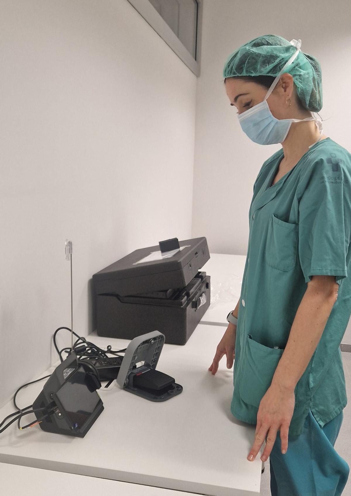 La otorrina Ana Cristina Fernández, con el dispositivo de láser azul del Hospital Universitario Central de Asturias (HUCA).