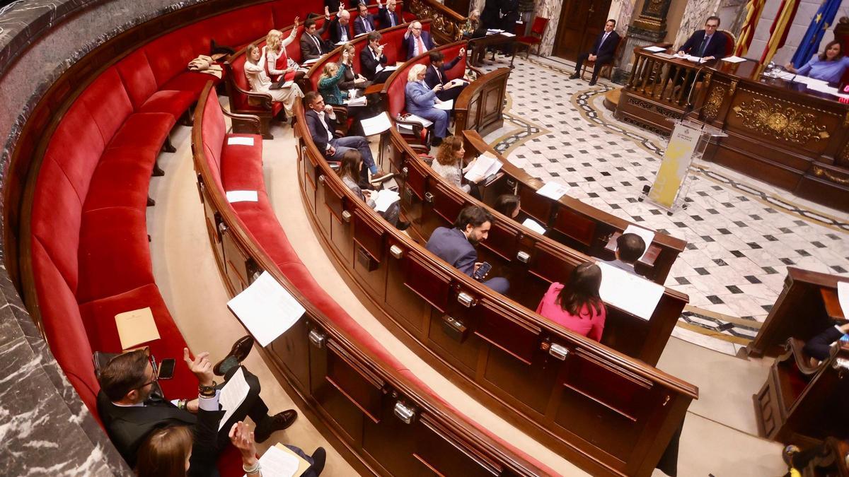 Votación del nuevo reparto de las comisiones informativas.