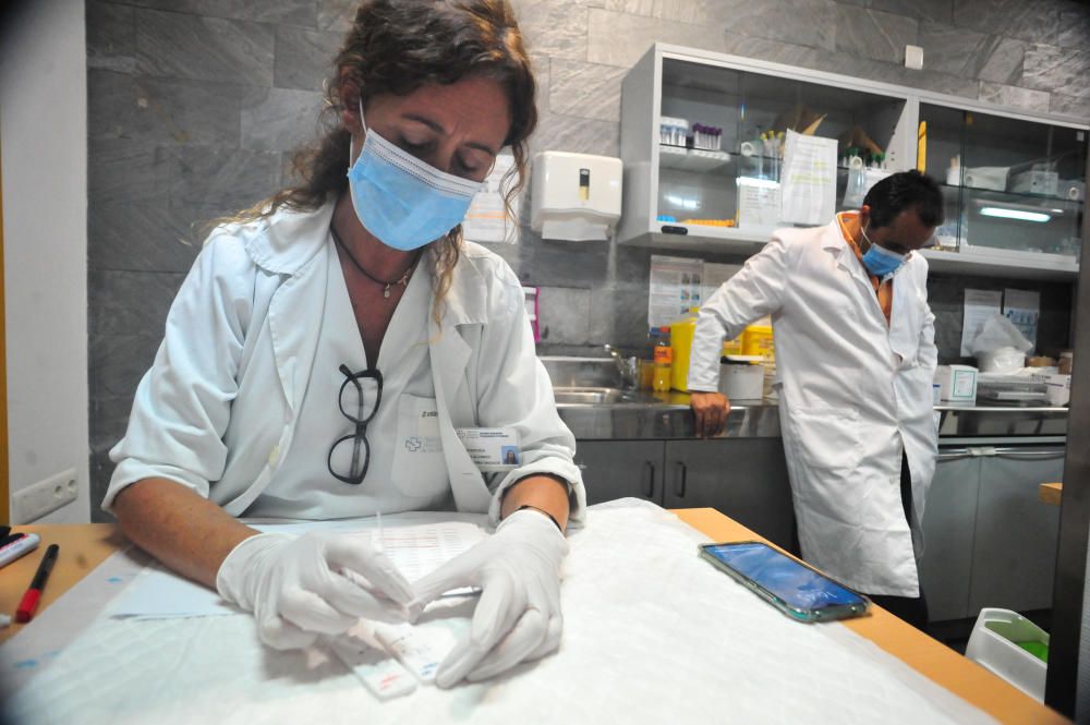 El Hospital do Salnés inicia los test a los docentes con 24 horas de retraso