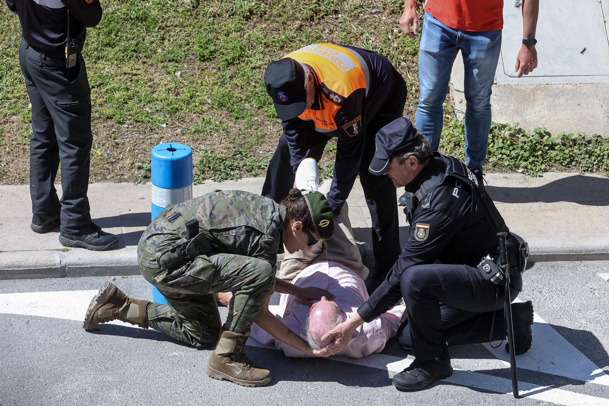 Un hombre sufre una aparatosa caída al precipitarse de un puente durante la jura de bandera de Benidorm