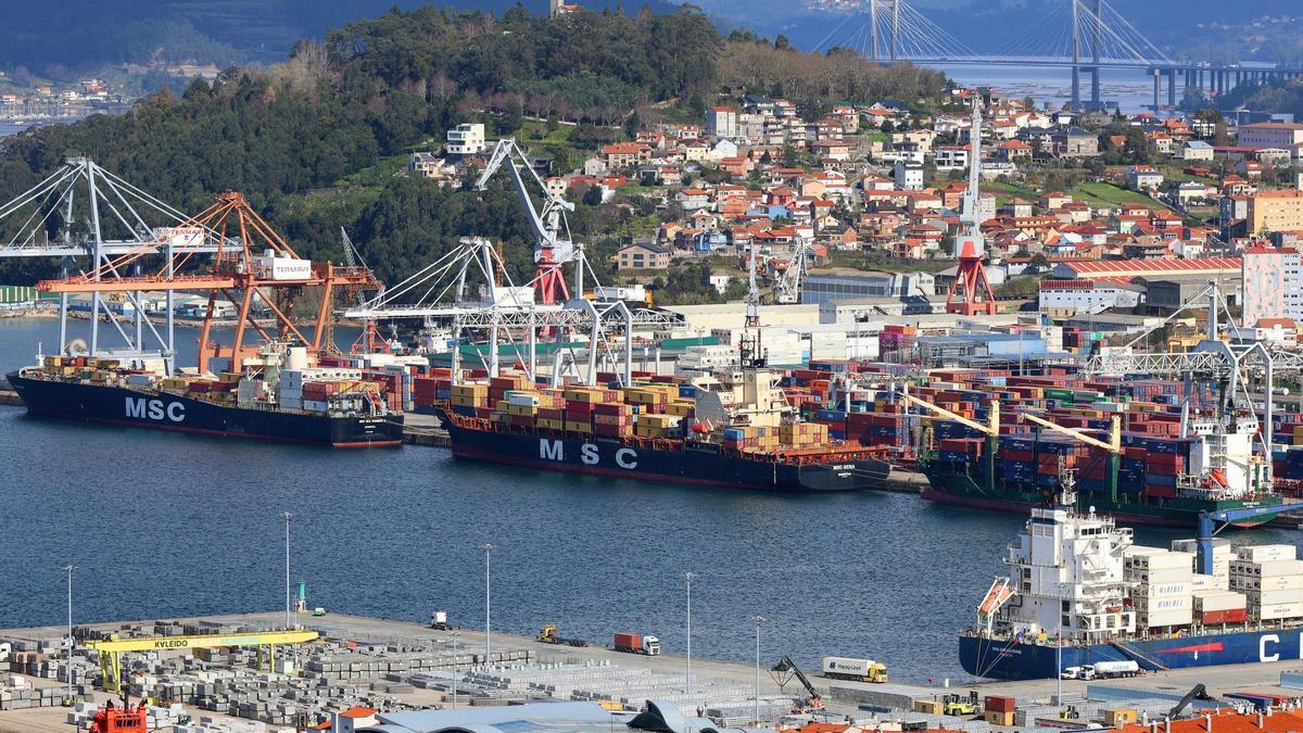 Barcos de contenedores en el muelle de Guixar del puerto de Vigo.