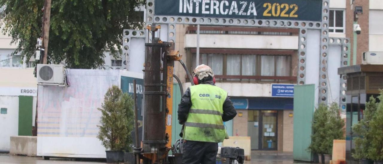 Un trabajador hacía ayer prospecciones en el interior del recinto del aparcamiento de la Diputación.