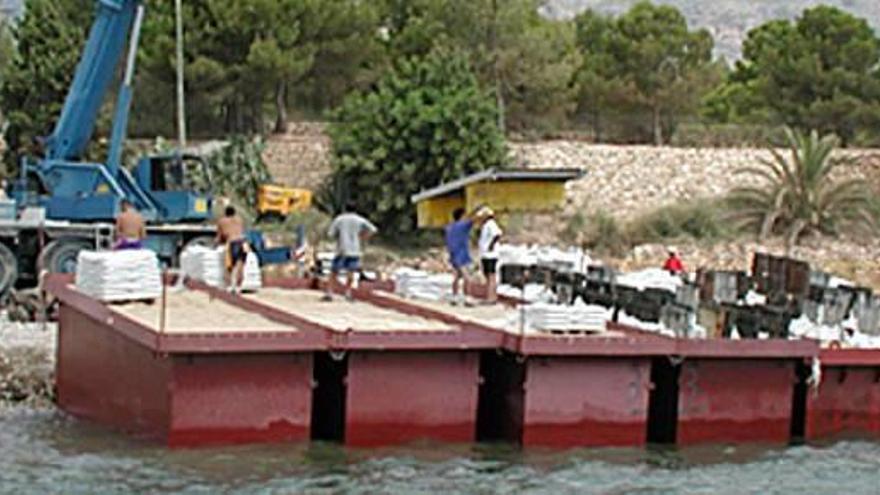 Preparativos ayer de las plataformas desde donde se lanza el Castell.