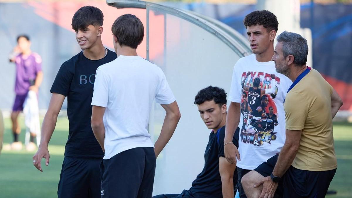 Marc Bernal, Cuenca, Domínguez y Cortés en los mentos previos al Barça Atlètic-Hospi