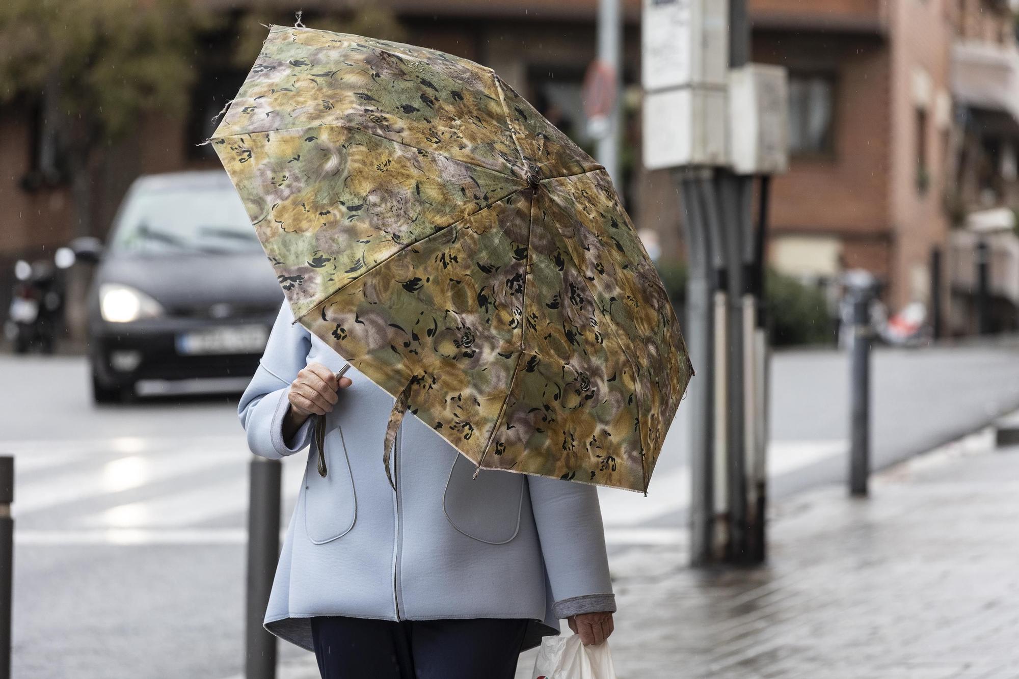 Barcelona 28/11/2022 Cambio de tiempo, algo de lluvia y algún paraguas desde el Carmel Foto de Ferran Nadeu