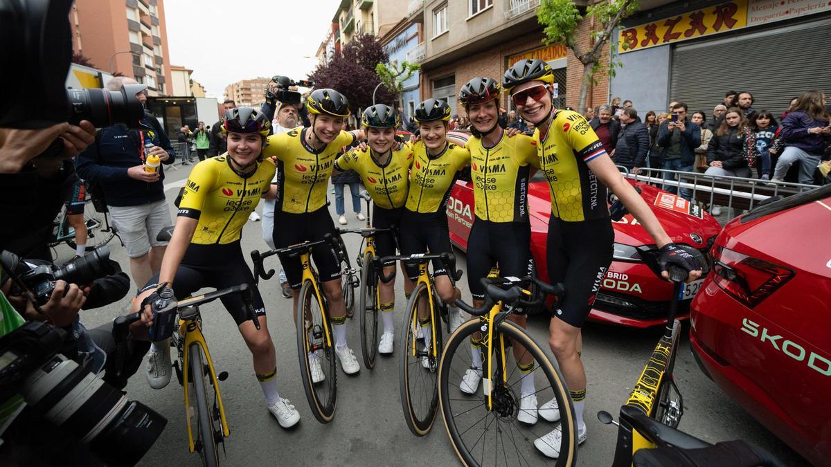 Marianne Vos celebra su triunfo junto al resto del equipo Visma en Teruel.