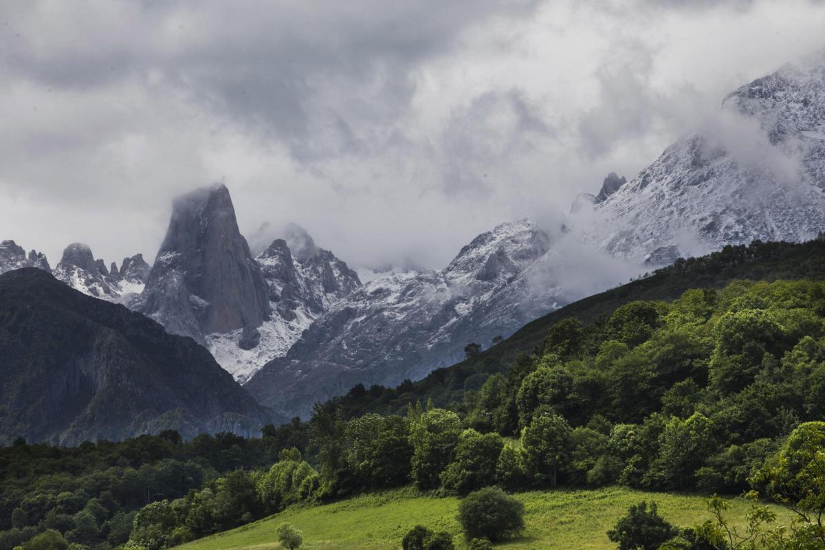 Paisaxe de los Picos d'Europa; al fondu, l'Urriellu, neváu.
