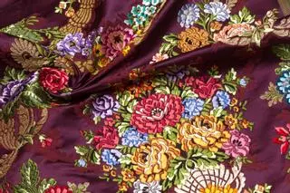 La indumentaria de bellezas y damas de Alicante, de Vives y Marí y Sedería Tradicional Valenciana