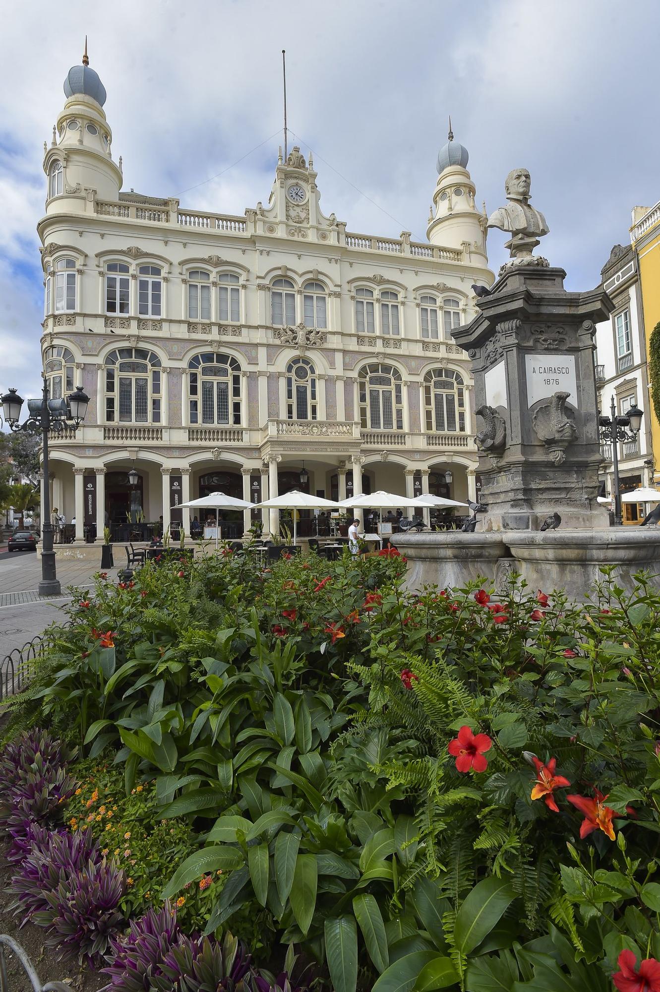 Acondicionamiento de jardines en el entorno de la Plaza de Cairasco con motivo del rodaje de 'The Mother'