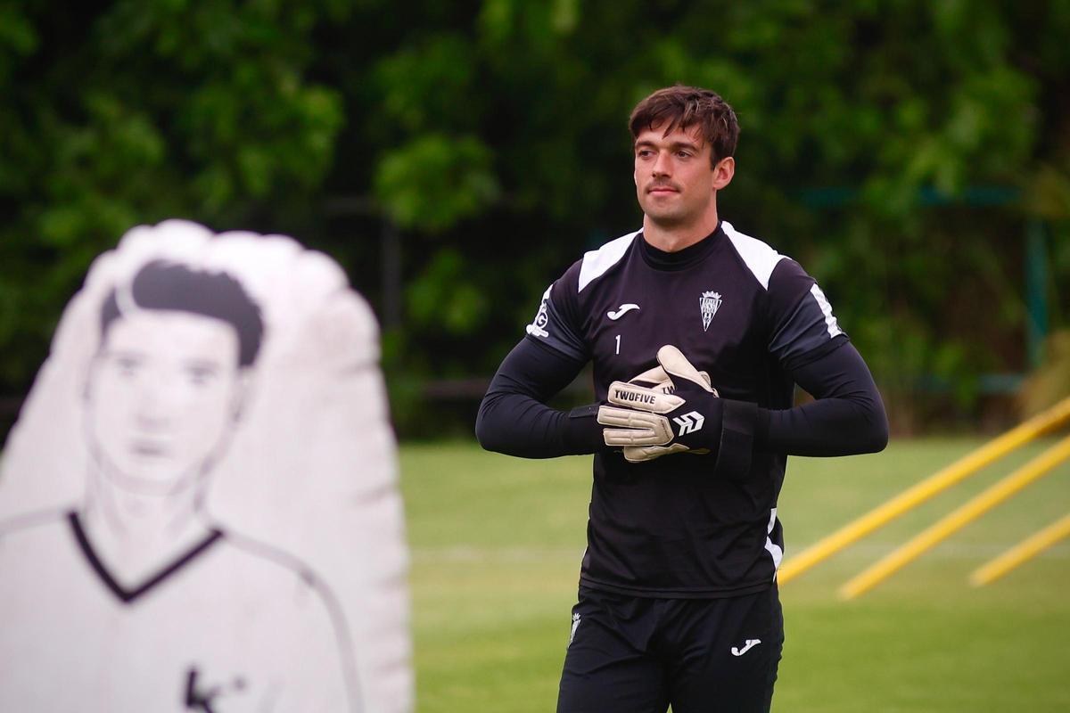 Íker Álvarez, durante un entrenamiento del Córdoba CF, esta temporada
