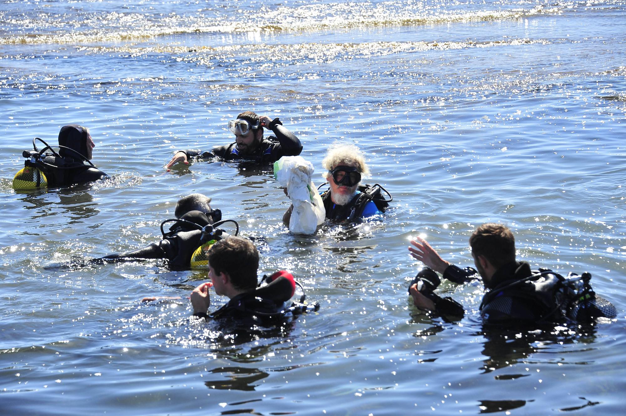 Recogida de plásticos en el fondo marino en la Playa del Carabassi