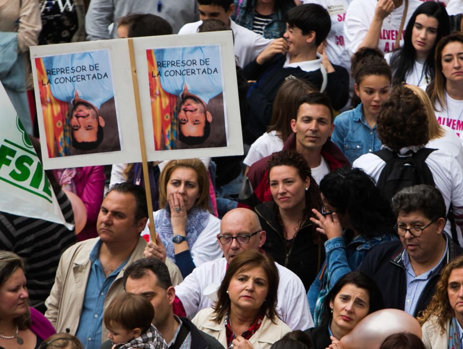 Manifestación en contra de los recortes de aulas en la enseñanza concertada