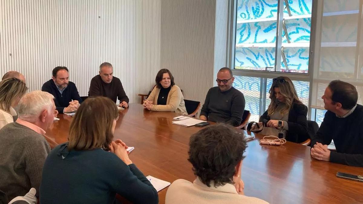 Reunión de vecinos con representantes del ayuntamiento, la conselleria y la empresa gestora, en febrero de 2025.