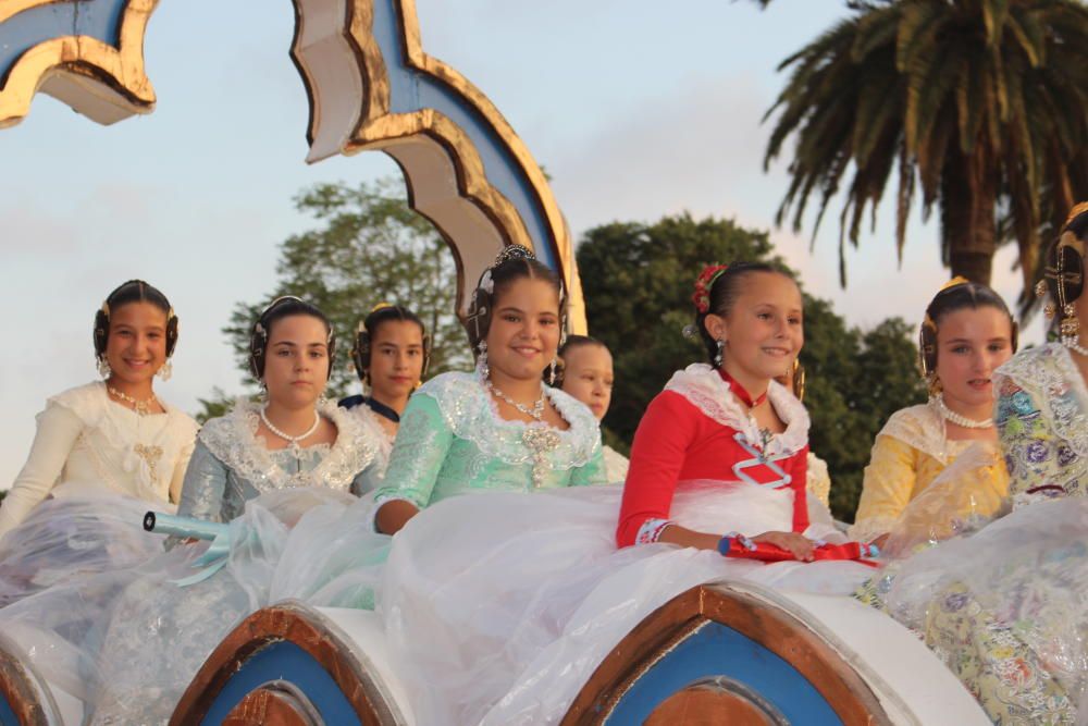 Tres generaciones de falleras en la Batalla de Flores