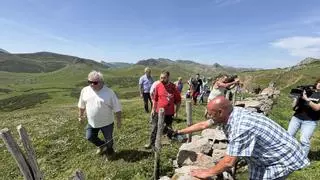 "O recuperamos Pinos o se acaba la ganadería en Mieres": los ganaderos alertan del incierto futuro del sector en el concejo tras un verano "ruinoso"