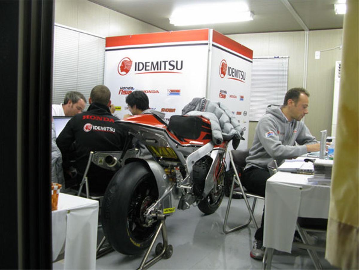 L’amenaça del tifó ’Francisco’ ha espantat tant els equips que s’acaben d’instal·lar al circuit de Motegi, al Japó, que alguns han arribat a guardar, sota sostre, a l’interior de la seva oficina la moto de carreres, com aquest equip malai, Idemitsu Honda Team Asi, que té com a pilot el malai Shah Azlan. L’amenaça del tifó ’Francisco’ ha espantat tant els equips que s’acaben d’instal·lar al circuit de Motegi, al Japó, que alguns han arribat a guardar, sota sostre, a l’interior de la seva oficina la moto de carreres, com aquest equip malai, Idemitsu Honda Team Asi, que té com a pilot el malai Shah Azlan.