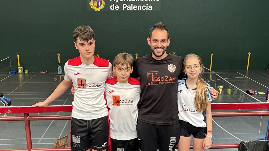 La expedición del Bádminton Zamora posa en Palencia.