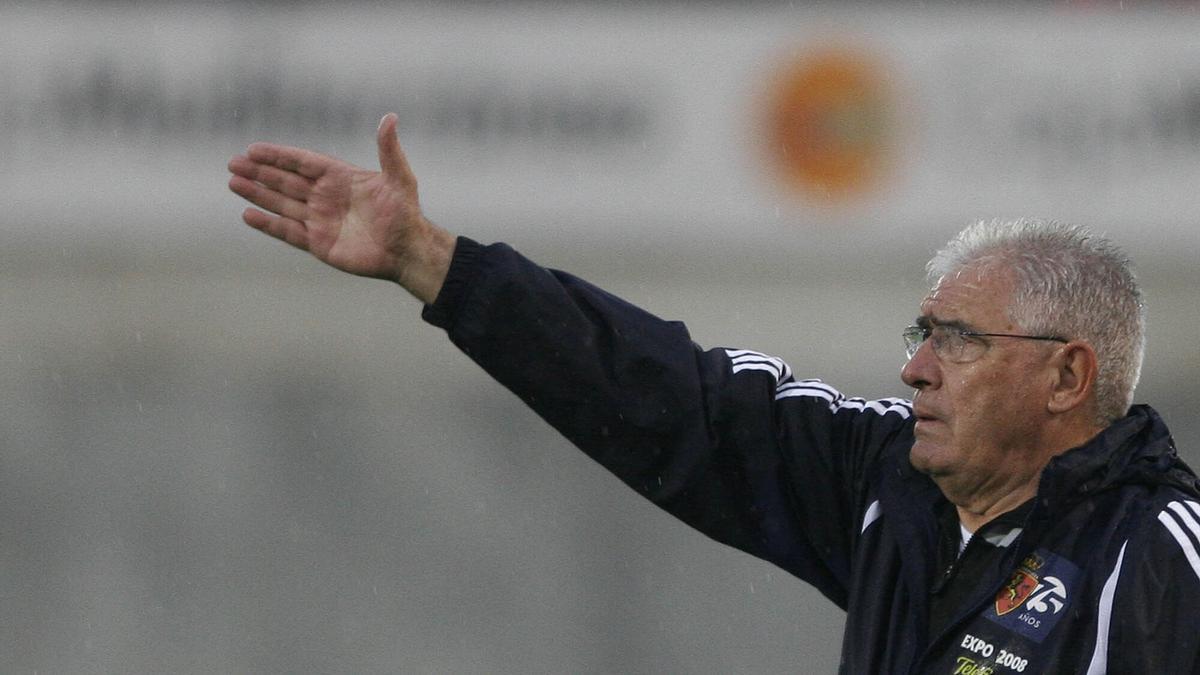 Manolo Villanova, dando instrucciones durante el Mallorca-Zaragoza de 2008.