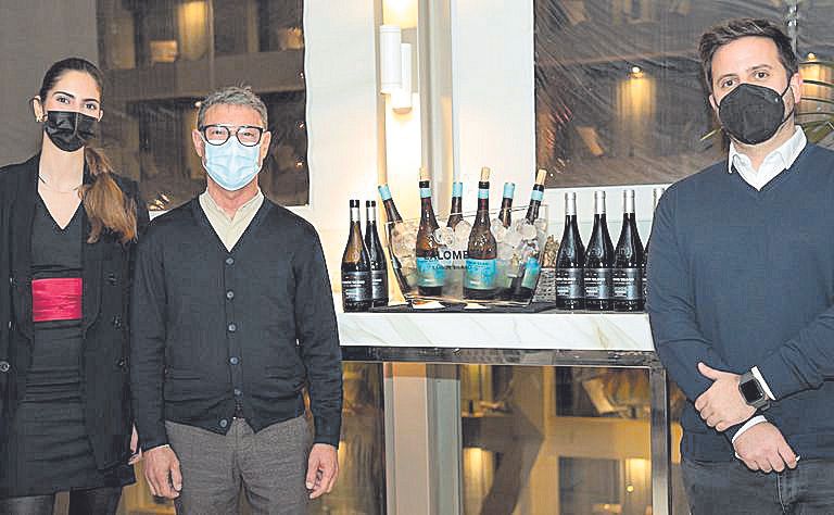 Paloma, Pep Noguera y Sergi Atiza, de bodegas Ramón Bilbao, que sirvió la copa de bienvenida.