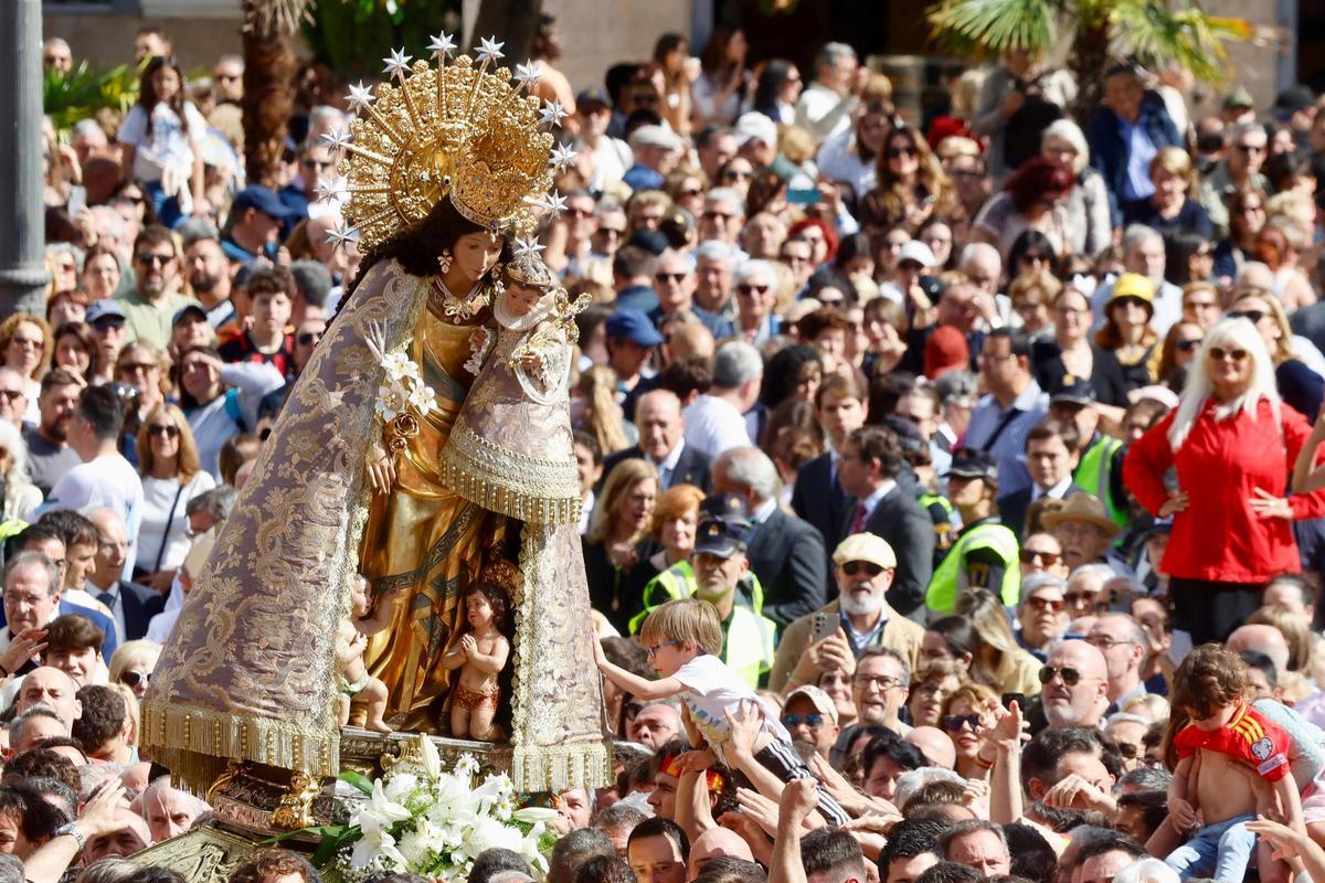 La Virgen sale al Traslado con un manto "Terreta" donado por la fallera mayor de València: todas las imágenes