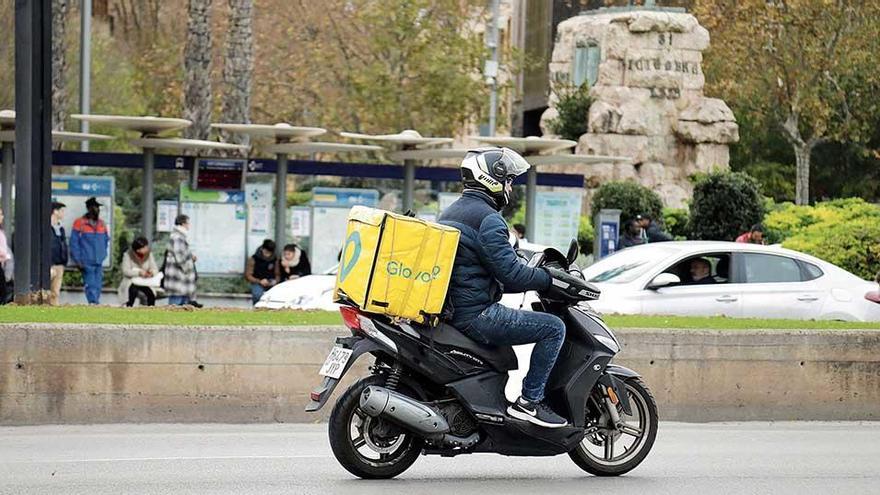 In den charakteristischen gelben Glovo-Taschen wird längst nicht nur Essen geliefert.