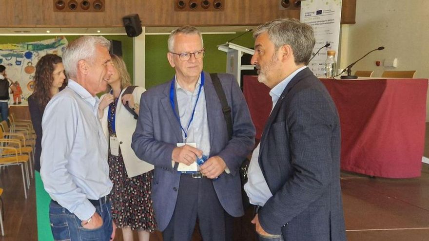 Calvo, a la derecha, con Marcelino Martínez, alcalde de Sobrescobio, y Manuel Gutiérrez, gerente de Cadasa.