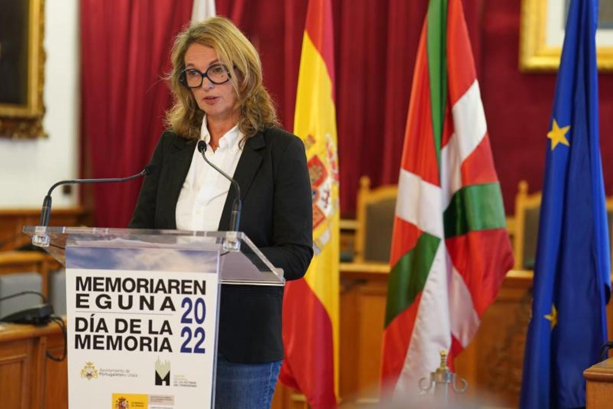 Veronique Caplanne, hija de un asesinado por los GAL, habla en el Ayuntamiento de Portugalete el pasado 9 de noviembre.