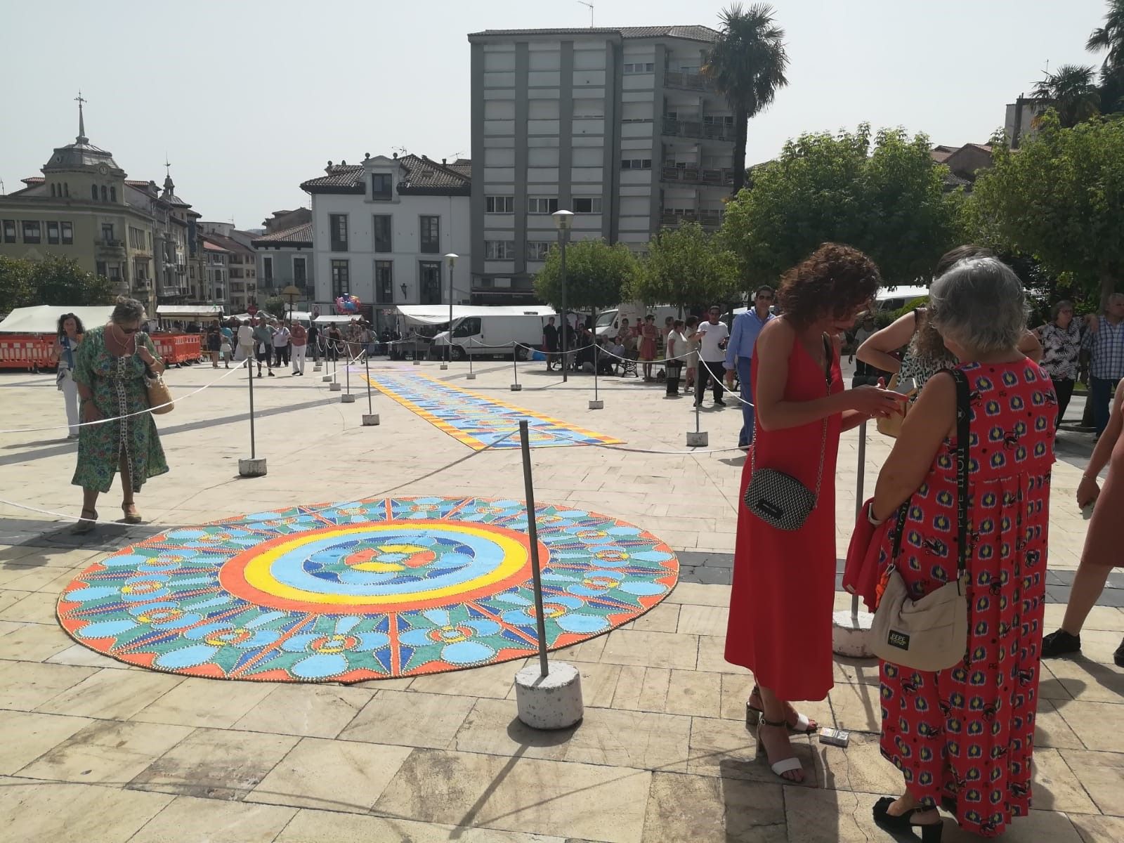 Pravia disfruta el Corpus y se llena de color con las alfombras ornamentales