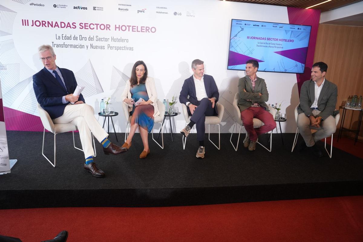 La directora de expansión de Hotusa, Clara López; el director de desarrollo en Serras Collection, Jordi Serra; el consejero delegado de Climia Hotels, Federico Fuster, y el consejero delegado de Ona Hoteles, Nacho Barrau.